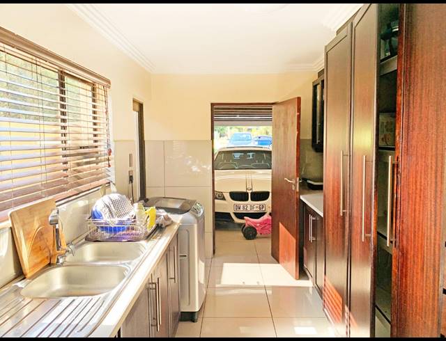 BEDROOM HOUSE FOR SALE IN MIDSTREAM ESTATE